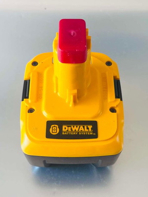 DeWalt 14.4V Nano Technology Li-Ion Battery like new, model DE9140