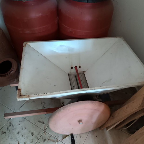 Wine crusher and barrels used, set of 7 pieces