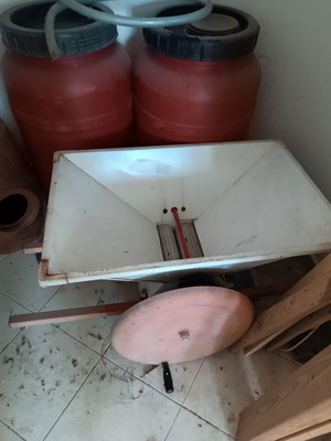 Wine crusher and barrels used, set of 7 pieces
