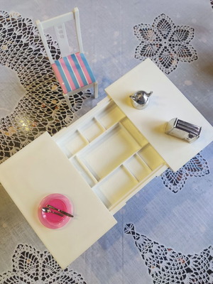 Sindy 80's doll bed and dining set used