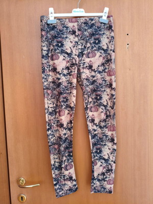 Leggings with floral print like new, black and beige