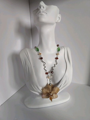 Нежно колие с естествен цвят на орхидея и епоксидна смола ново