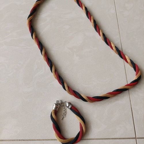 Jewelry set like new, necklace and bracelet in black, gold and red