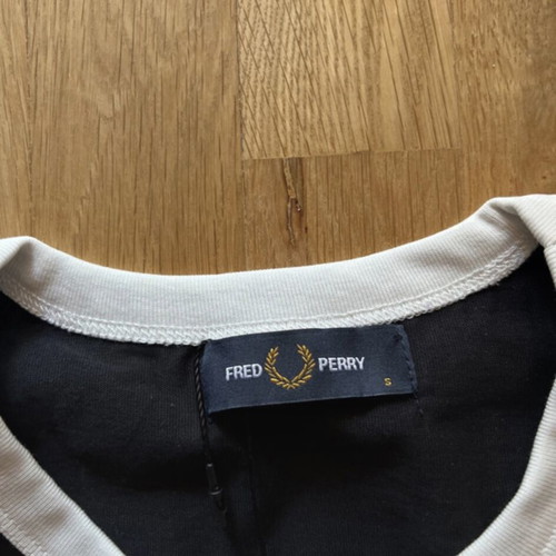 Fred Perry t-shirt like new, sizes S-M-L, black and white