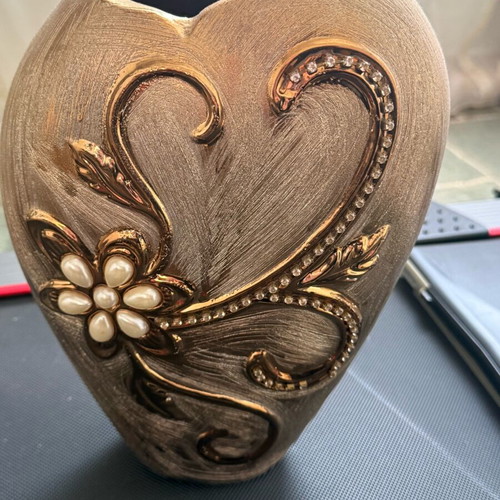 Decorative vase like new with golden shades and beads