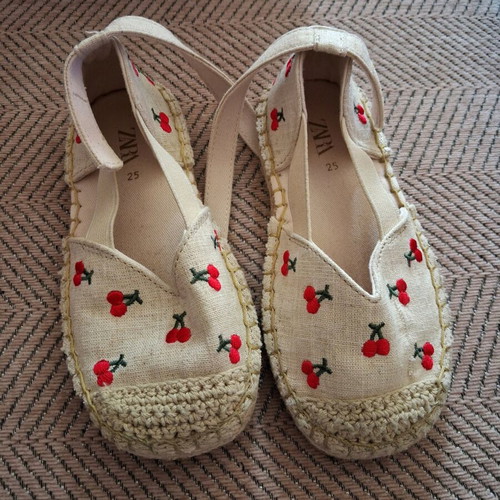 Zara kids ballet shoes size 25 like new beige red