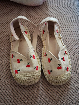 Zara kids ballet shoes size 25 like new beige red