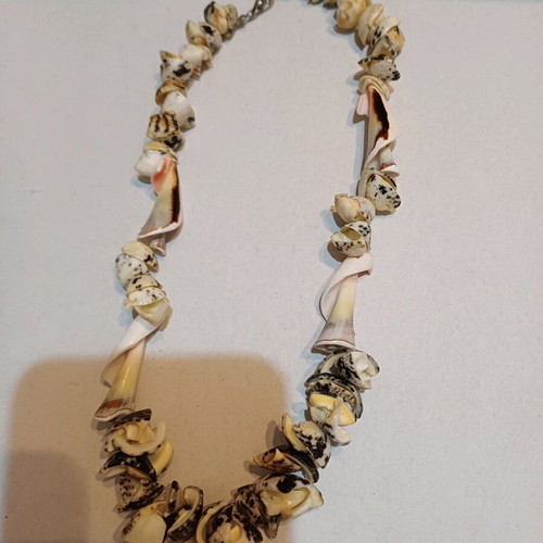 Necklace with unique shells like new