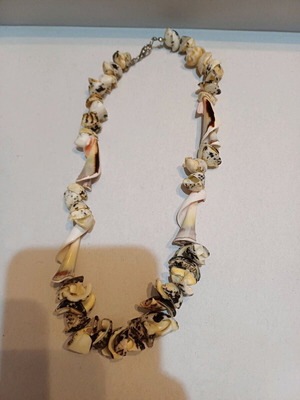 Necklace with unique shells like new