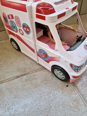 Barbie ασθενοφόρο μεταχειρισμένο μαζί με Barbie