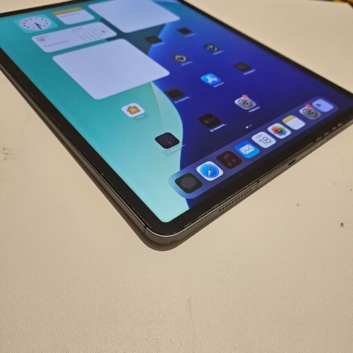 Ipad Pro 12.9 M1 2TB 5G used with Pencil 2 and Spigen Armor case