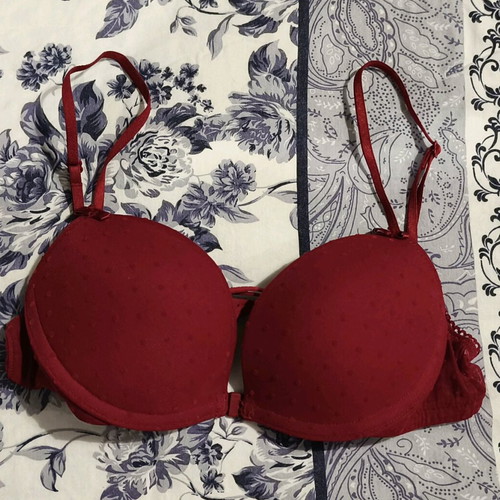 Red bra like new with front magnetic closure