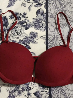 Red bra like new with front magnetic closure