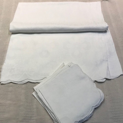 Vintage white tablecloth with 12 napkins, like new