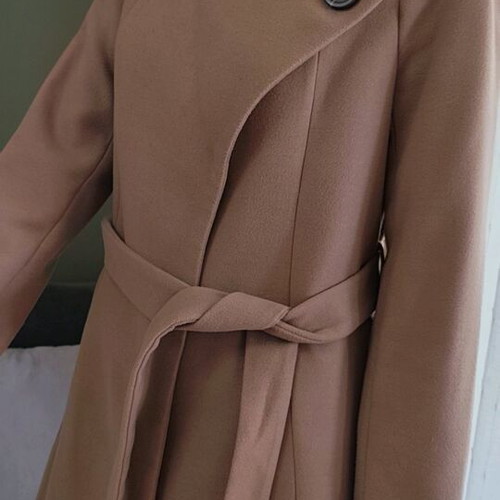 Lynne camel coat like new with belt and modern design