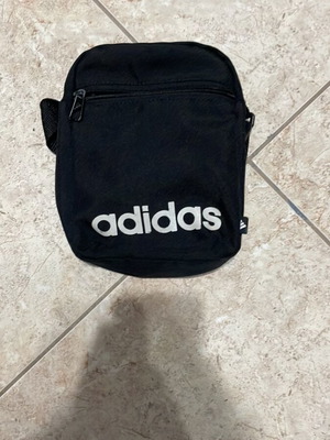 Adidas τσαντάκι μεταχειρισμένο, μαύρο, απλό σχέδιο
