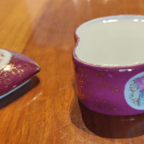 Porcelain jewelry box heart-shaped with romantic Fragonard design like new