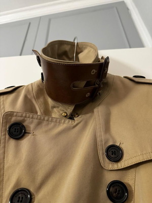 Καμπαρντίνα Burberry σαν καινούργια, μπεζ με δερμάτινες λεπτομέρειες, μέγεθος S