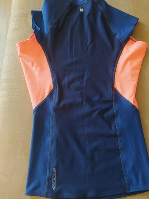 O'neill sun protection shirt like new, XS/S size, colorful