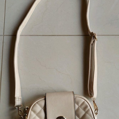 Shoulder bag used beige with dimensions 21×16