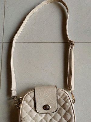 Shoulder bag used beige with dimensions 21×16