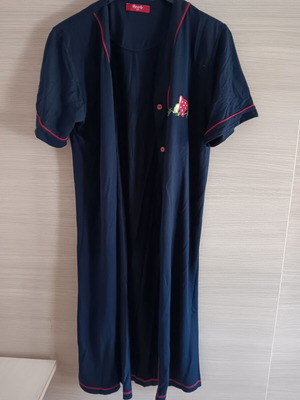 Γυναικείο σκούρο μπλε νυχτικό μεταχειρισμένο με κόκκινες λεπτομέρειες και κουμπιά