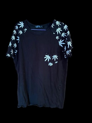 T-shirt MBLK&CO black with leaf print on sleeves and pocket, like new, size M