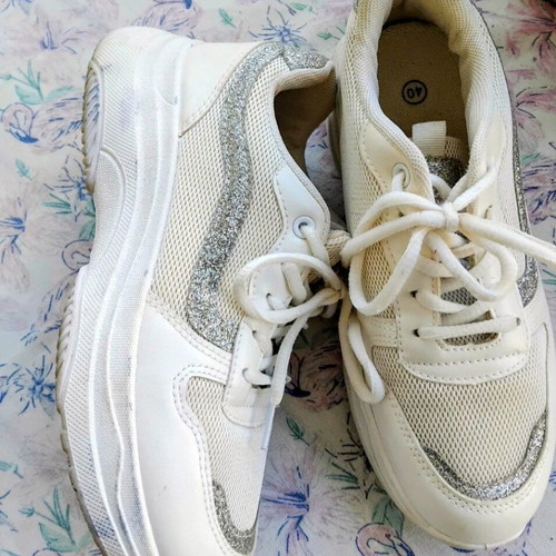 White athletic shoes like new, size 40 with silver details