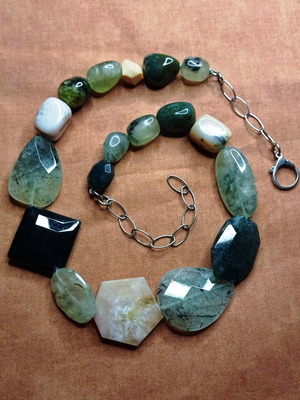 Statement necklace made of natural semiprecious stones, like new, 65cm