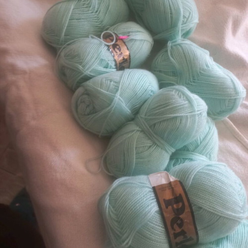 Knitting yarn like new, pack of 22 pieces