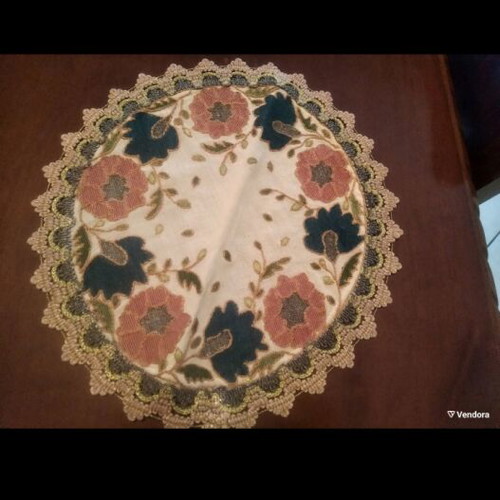 Vintage hand embroidery set of three pieces like new