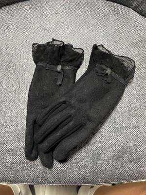 Women’s black lace detail gloves used