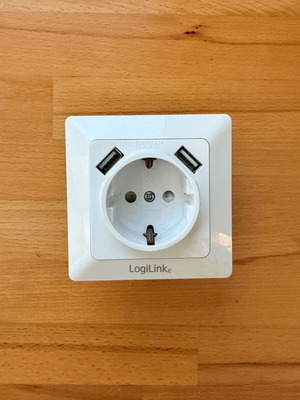 LogiLink 2-портова USB стенна букса със защитен контакт нова