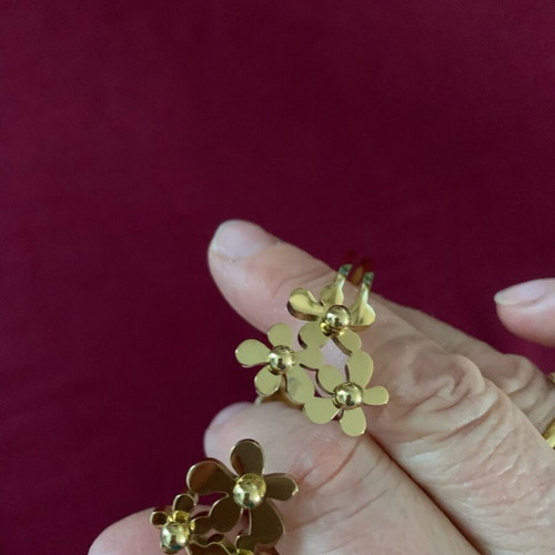 Bracelet in gold color with carved flowers like new