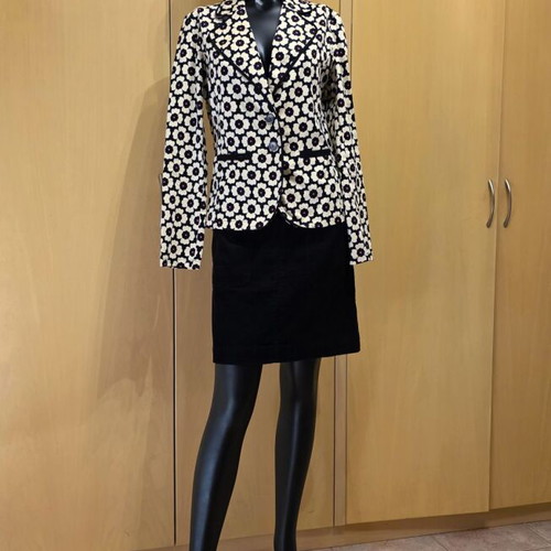 Jacket M like new, cotton spring with daisies on black