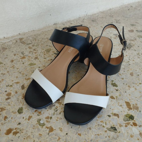 Voi & Noi sandals size 39 like new, black and white