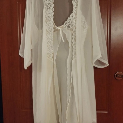 Fontana di Vita nightdress and robe set, soft yellow lace