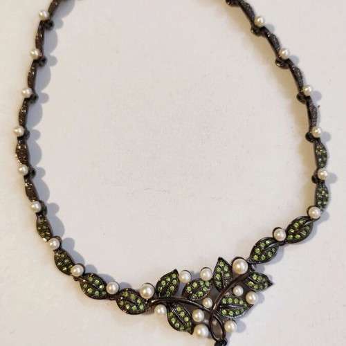 Retro style necklace with pearls like new