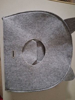 Cat bed like new, portable