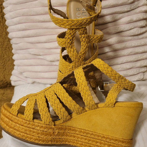 Bullboxer sandals with woven texture like new, size 38, 10cm heel and 4cm platform yellow