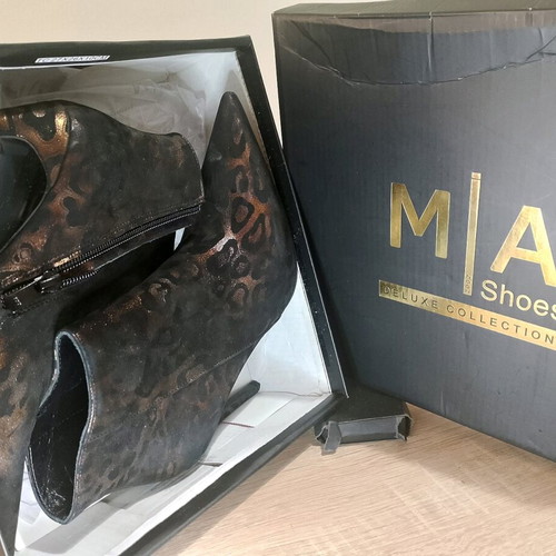 Mia Shoes ankle boots like new, black animal print with gold tones