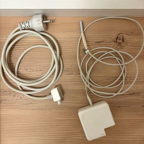 Apple Macbook 13 inch late 2009 with box and manuals