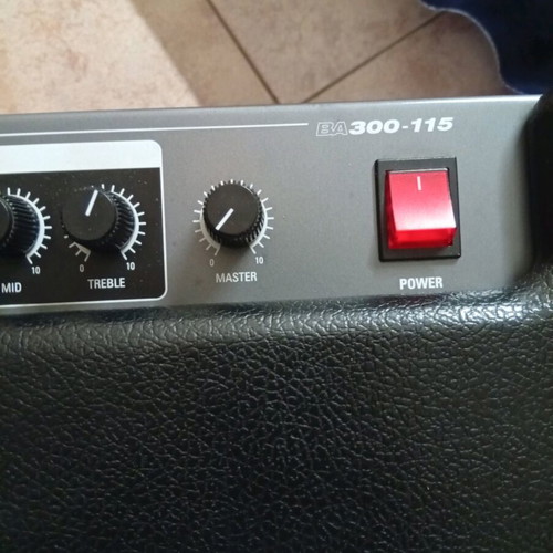 Ampeg BA-300/115 bass combo amplifier like new