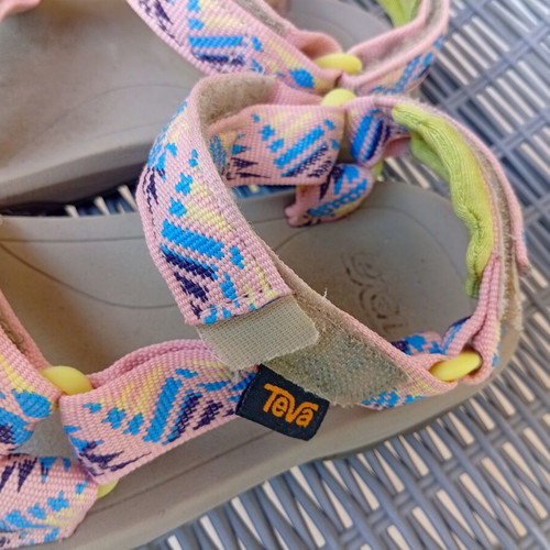 Teva kids hiking sandals size 31
