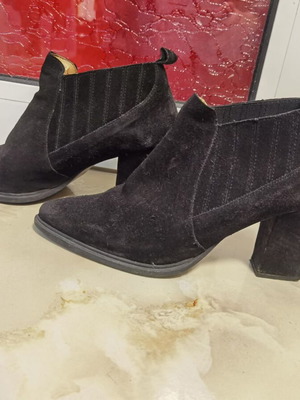 Γυναικεία παπούτσια με τακούνι Zara Basic μεταχειρισμένα, φυσικό σουέτ, νούμερο 40, μαύρα