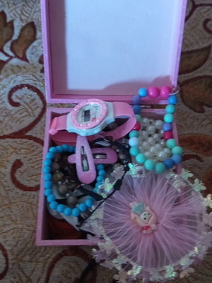Jewelry box with 12-piece children's jewelry set like new, pink