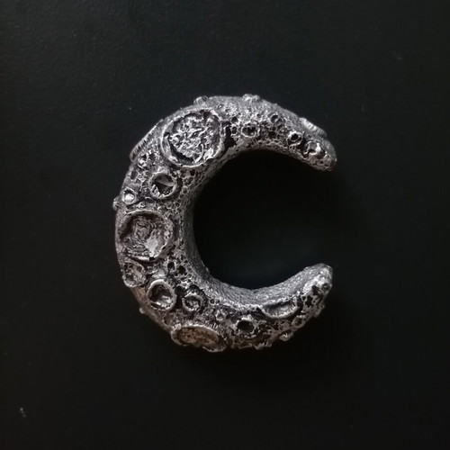 Handmade magnet made of white cement, acrylics, and varnish