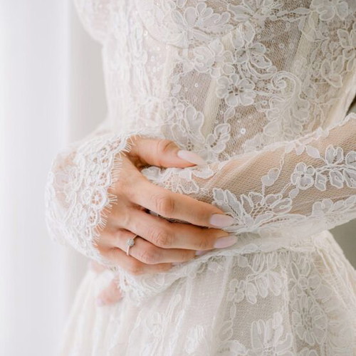 Wedding dress with lace and veil like new, size XS