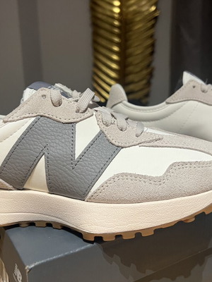 New Balance 327 αθλητικά σαν καινούργιο, άσπρα και γκρι, μέγεθος 38