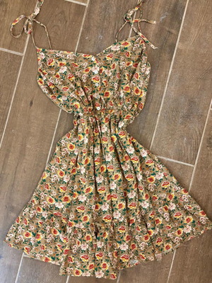 Floral dress with adjustable straps like new, multicolored
